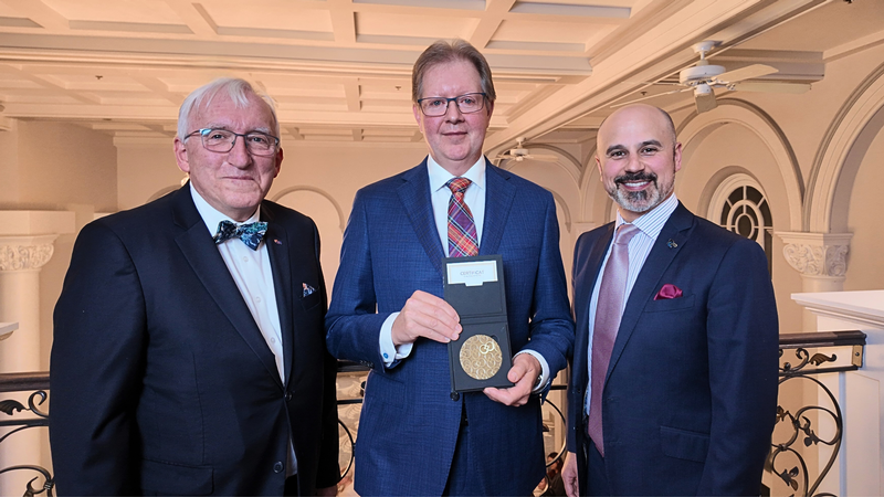 Dr Mario Giard entouré du Dr Gaston Rioux, président de l'Ordre des médecins vétérinaires du Québec et du Dr Philippe Larivière, président de l'Ordre des chiropraticiens du Québec et vice-président du CIQ